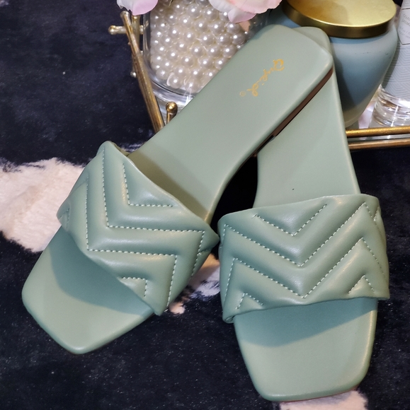 Wave Padded Flat Sandal - Picture 2 of 6